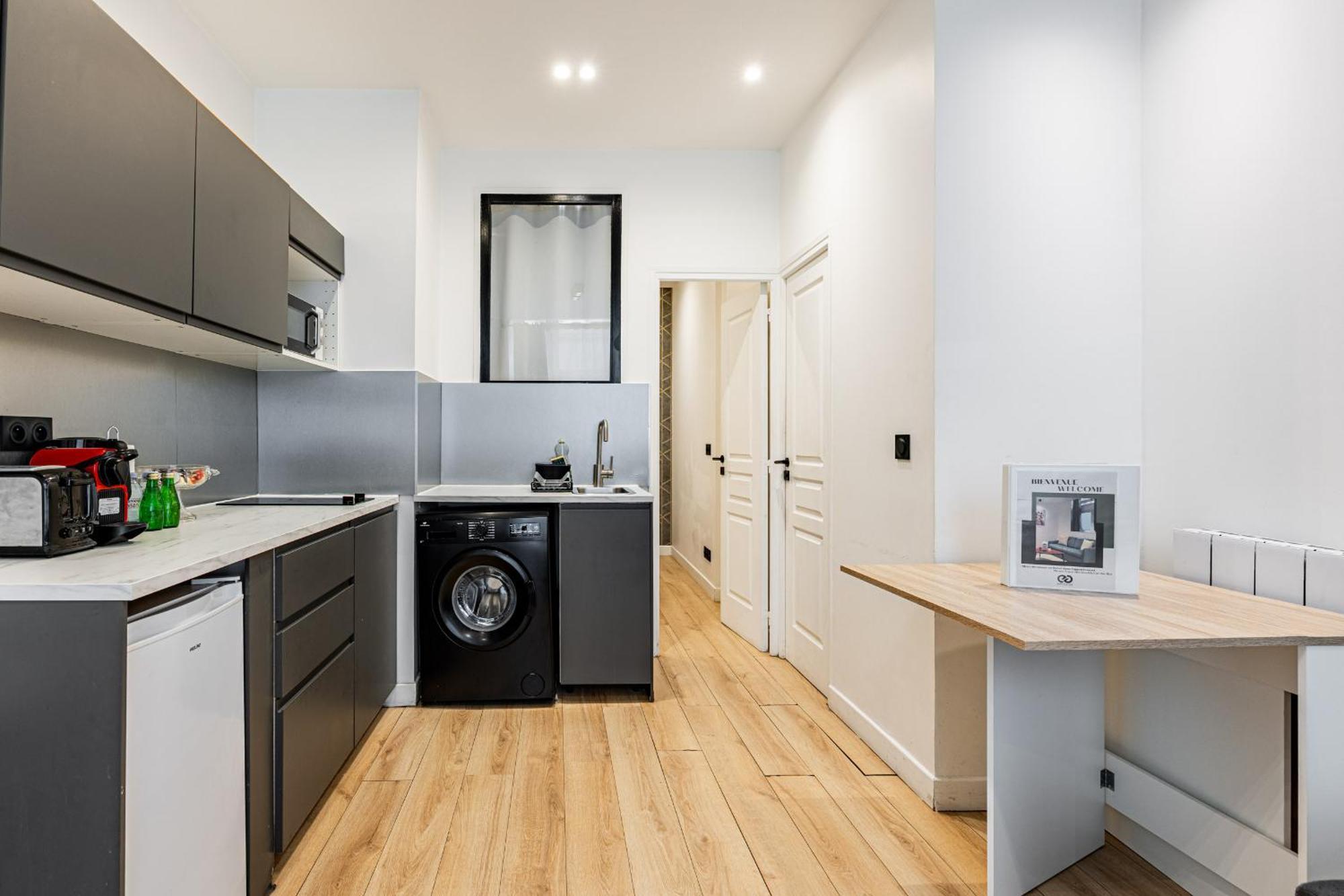 1 Bedroom # Buttes Chaumont # 19 Appartamento