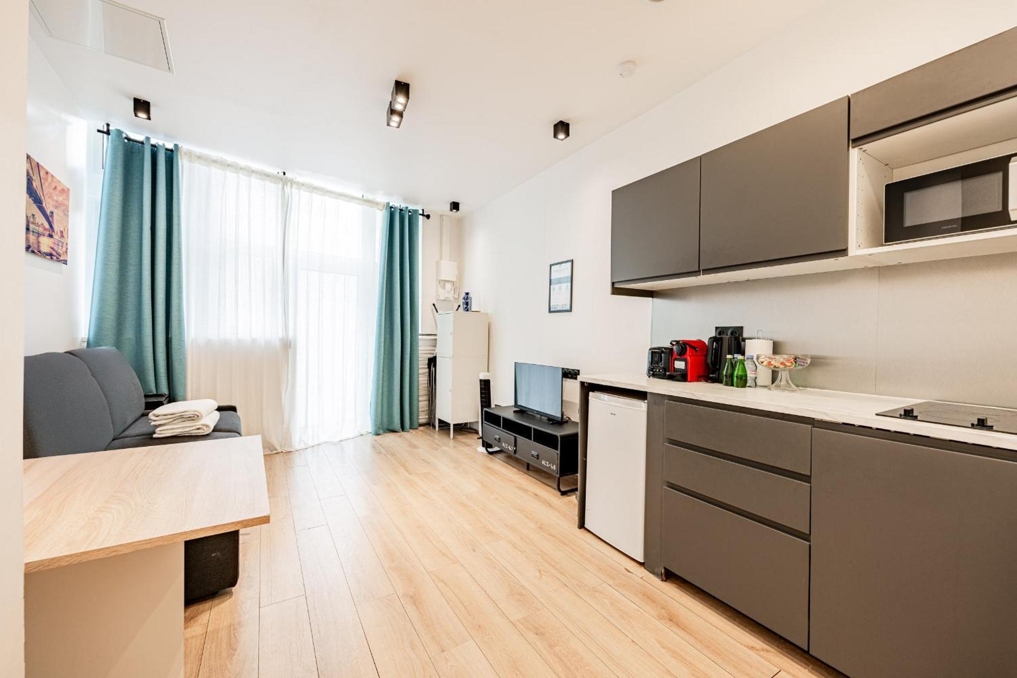 1 Bedroom # Buttes Chaumont # 19 *